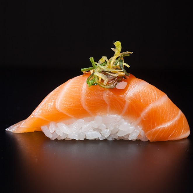 Para uma versão que une a essência de Japão e a culinária característica do litoral catarinense, o Sushic aposta na versão do niguiri de salmão com molho de ostra e alho poró, que sai por R$ 8 a cada duas unidades.