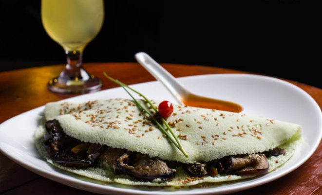 Há muitas opções vegetarianas no cardápio. Para fugir do queijo coalho e da manteiga de garrafa, há a tapioca de caponata de berinjela.