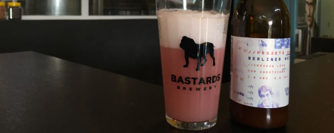 Bastards lança cerveja rosa de jabuticaba criada por cervejeiro de panela