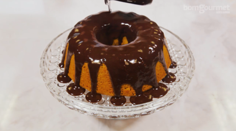 Vídeo ensina receita de bolo de cenoura vegana e sem glúten