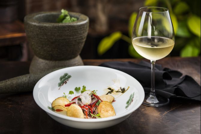 Ceviche de polvo do Lagundri (R$ 40) harmonizado com vinho branco húngaro Gere Olaszrizling (R$ 170). Foto: Letícia Akemi/Gazeta do Povo.