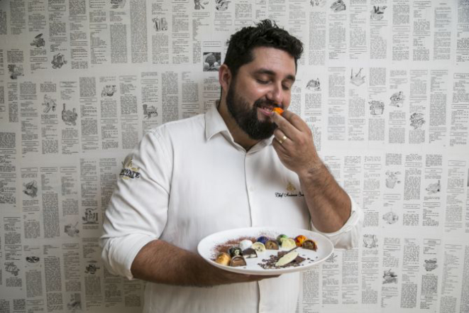 O chef chocolatier Anderson Guedes, da Innovate Chocolates. Foto: Marcelo Almeida/Gazeta do Povo