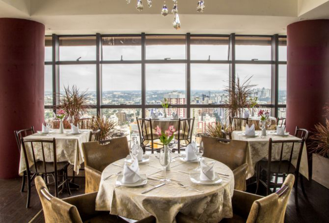 Vista panorâmica da confeitaria permite ver toda a cidade de Curitiba. A Confeitaria Curitibana funciona no 38º andar, junto do Terrazza 40. Foto: Hugo Harada/Gazeta do Povo