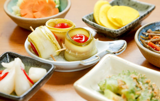 O bar japones Izakaya Hyotan produz cerca de 13 tipos de conservas. (Foto: Hugo Harada/Gazeta do Povo)