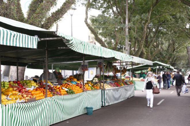 Feira livre na rua Coronel Dulcídio , no bairro Água Verde. Foto: Aniele Nascimento/Gazeta do Povo