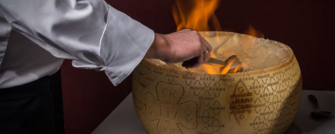 Restaurante serve macarrão preparado dentro do queijo grana padano