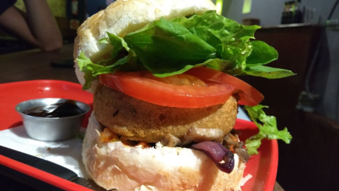 No Carne e Malte Burguer há duas opções de sanduíches veganos, além das entradas, como o hambúrguer de grão de bico, que acompanha cogumelos e sai por R$ 26,90.