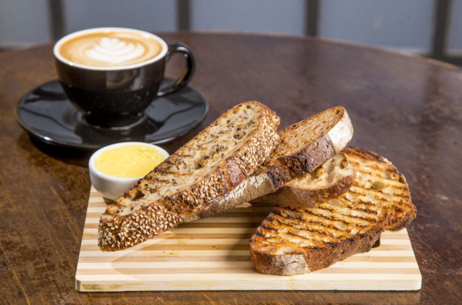 Lucca Café: a tábua de pães leva 4 fatias de pães de tipos diferentes e pode acompanhar diferentes iguarias.