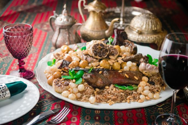 Paleta de cordeiro com batatas, cebolas e arroz de aletria. Foto: Priscilla Fiedler/Divulgação