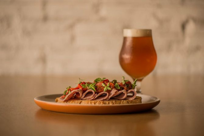 Pão com mortadela (R$15): em formato de tartine, leva uma fatia de pão tostado com finas lâminas de mortadela feita artesanalmente com copa lombo temperada e sem adição de corante. (Foto: Munir Bucair)