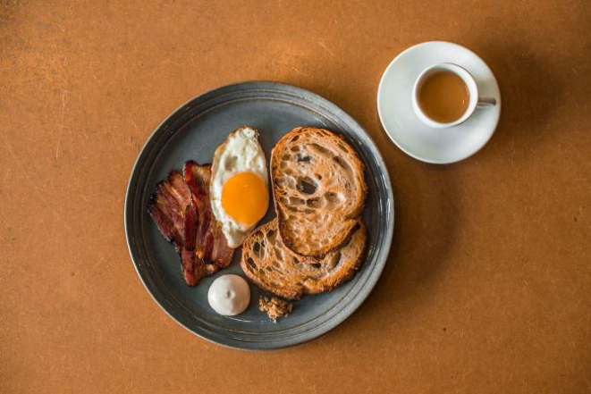 Pão com ovo e bacon (R$15): pão de longa fermentação, bacon temperado com anis estrelado (defumado pelo próprio padeiro), ovo direto do galinheiro da família e maionese cítrica. (Foto: Munir Bucair)