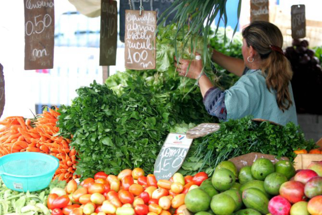 Feira livre da Alberto Bolliger é uma das maiores de Curitiba. Foto: Jorge Wolls/Arquivo Gazeta do Povo