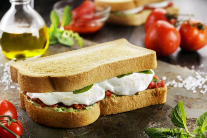 Sanduíche de panettone com muçarela e tomate. Foto: Divulgação