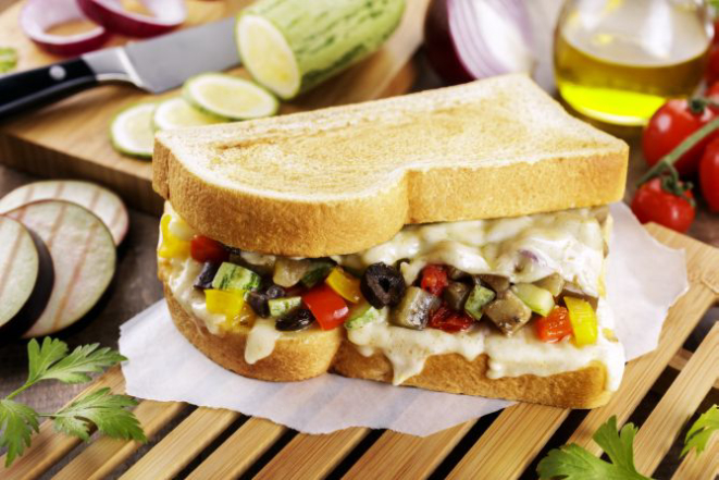 Sanduíche de panettone com legumes assados. Foto: Divulgação