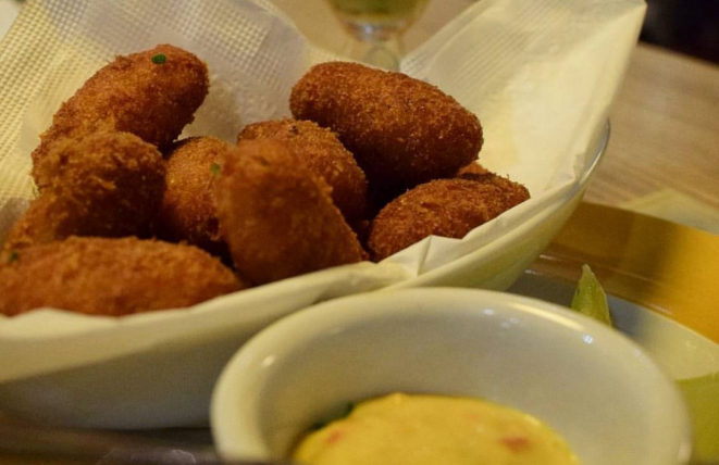 Porção de bolinho de bacalhau servido no winebar do Mediterrâneo. Foto: Divulgação