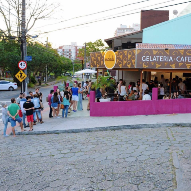 É comum encontrar filas na porta da Gelateria Mondi, principalmente nos fins de semana.