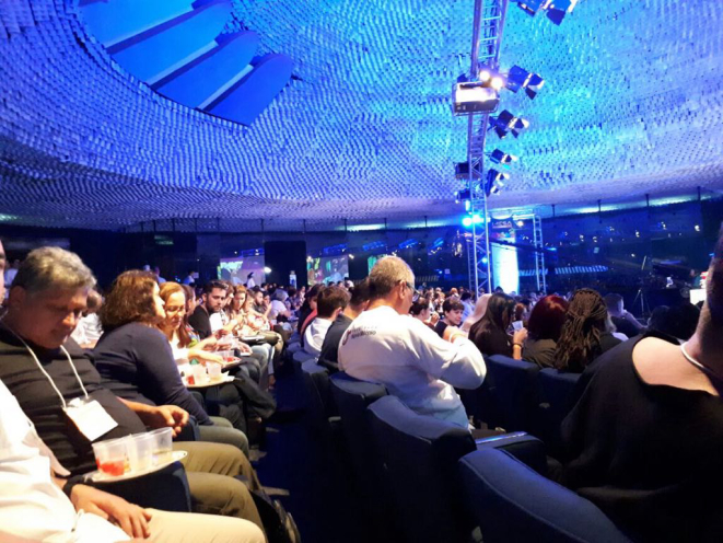 Auditório lotado para ver Atala. Foto: Flávia Schiochet/Gazeta do Povo.