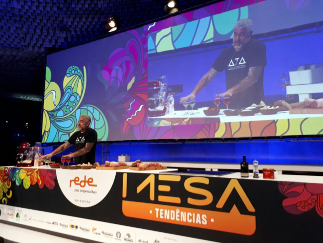 Palestra de Alex Atala enfocou temas como o ph da água, mandioca e carne. Foto: Flávia Schiochet/Gazeta do Povo.