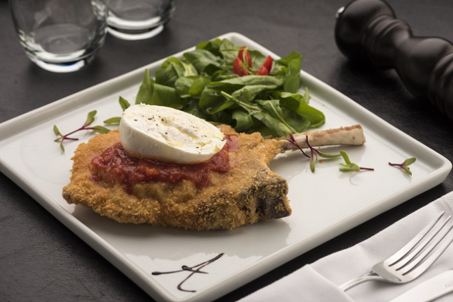Prime suíno à milanesa com molho pomodoro e burrata do Artè Restaurante. Foto: Fernando Zequinão/Gazeta do Povo.