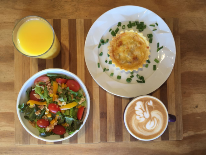 combo de quiche lorraine, mix de folhas, copo de suco integral de laranja e cappuccino italiano. Foto: Divulgação