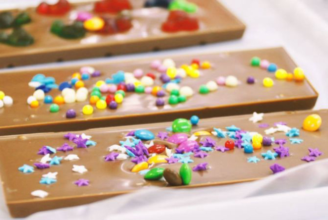 Na oficina de chocolate da Cuore di Cacao, as crianças preparam três barrinhas de chocolate com a chef chocolatière Carolina Schneider. Foto: Divulgação