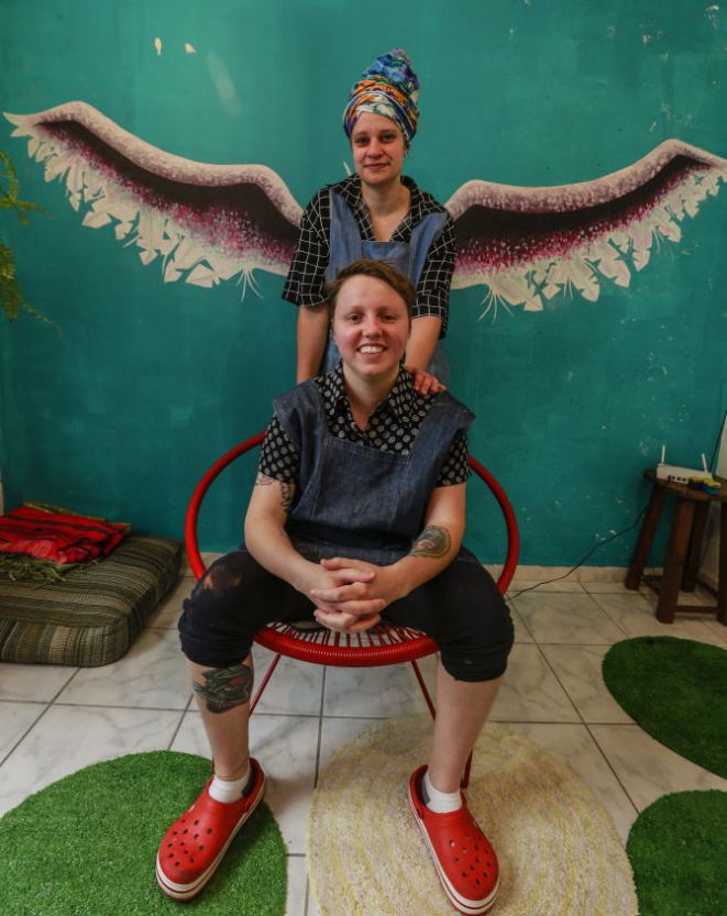 Camila e Amanda, da Central do Abacaxi: alimentos orgânicos e amizade com fornecedores e clientes para fazer slow food. Foto: Jonathan Campos/Gazeta do Povo