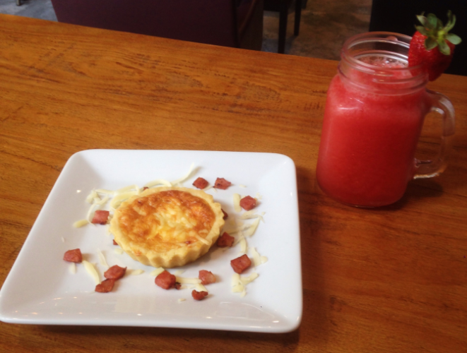 Quiche lorraine acompanhada de suco de morango. Foto: Divulgação