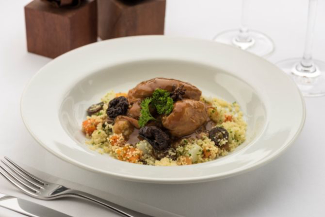 Tajine marroquina de frango do restaurante L'Épicerie. Foto: Fernando Zequinão/Gazeta do Povo