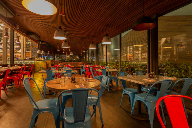 Apesar de amplo e inteiramente de vidro, o Jamie's Italian de São Paulo tem atmosfera intimista. (Foto: Raphael Criscuolo / Divulgação)