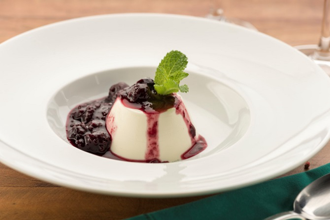 Panna cotta com calda de frutas vermelhas do La Scuderia. Foto: Fernando Zequinão/Gazeta do Povo.