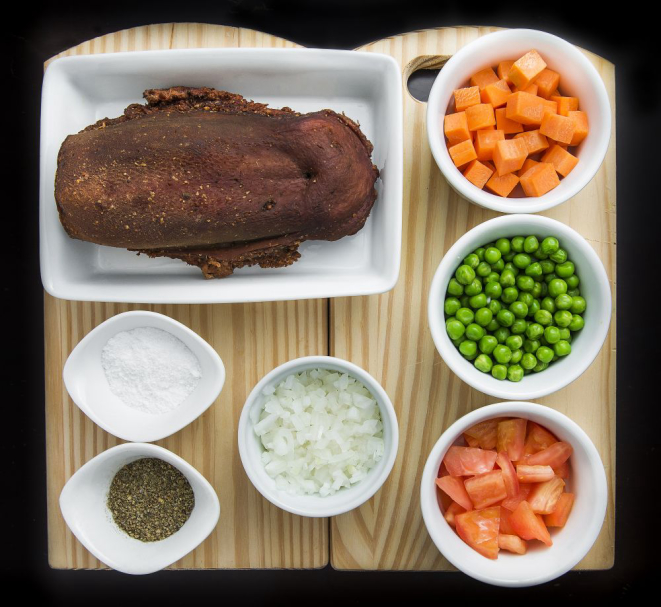 Receita de língua de boi defumada com legumes e purê de batatas, feita por Ruy Machado Filho e Elaine Minhoca Lemos da Cozinha de Minhoca.