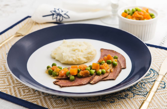 Receita de língua de boi defumada com legumes e purê de batatas, feita por Ruy Machado Filho e Elaine Minhoca Lemos da Cozinha de Minhoca.
