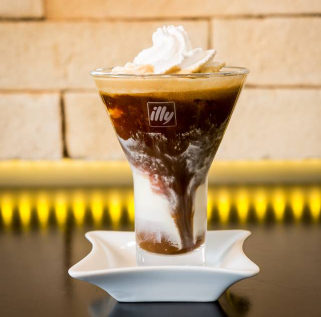 O affogato da Physalis é servido com duas bolas de sorvete de creme. Foto: Reprodução/Facebook