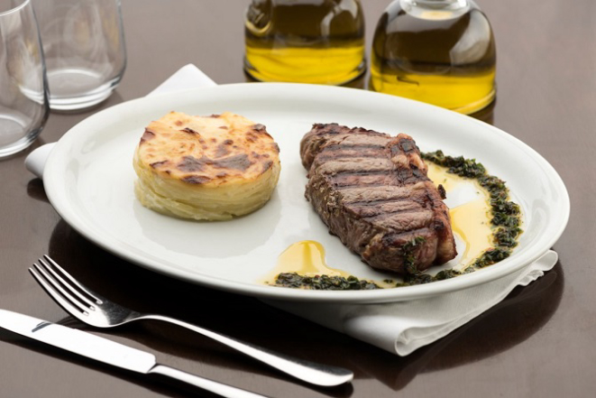 Bife de chorizo com batata gratin do Pobre Juan. Foto: Fernando Zequinão/Gazeta do Povo.