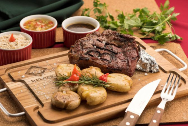 Prime rib com batatas ao murro do restaurante Black Horse. Foto: Fernando Zequinão/Gazeta do Povo