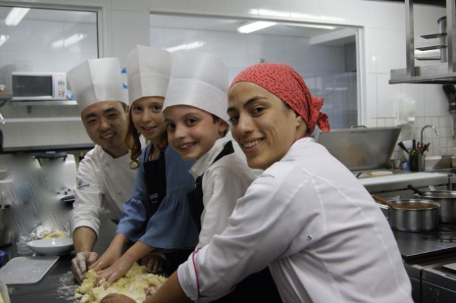 Os clientes mirins Luiza Ribeiro e Caio Sandri dos Santos com os chefs do La Varenne, Mayra Batista e Felipe Miyake. Foto: Divulgação