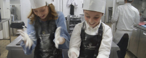 Restaurantes organizam aulas de culinária para crianças brincarem com comida