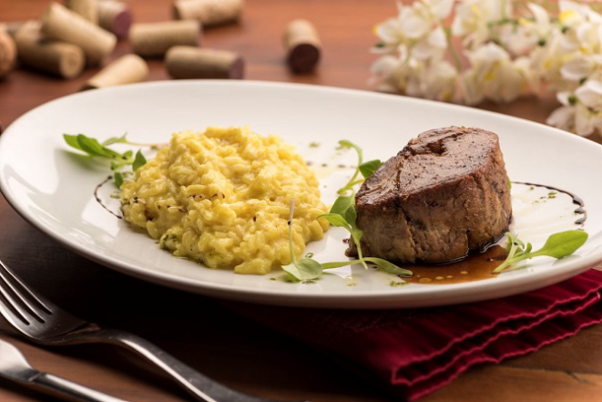 Copa lombo com risoto milanês servida no almoço do Vindouro Bistrô. Foto: Fernando Zequinão/Gazeta do Povo.