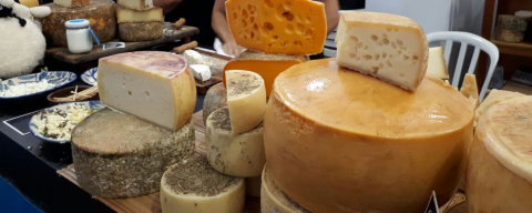 No Brasil, tem queijo que é lavado com cachaça de mel e selado com cera de abelha