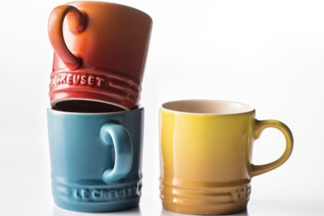 Foto das canecas Le Creuset que poderão ser trocadas no festival Bom Gourmet. canequinha colorida xícara de café brinde promoção . Local: Núcleo Estilo de Vida.