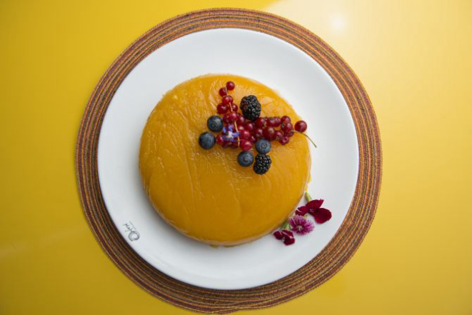 A gelatina de manga e frutas vermelhas é uma receita fácil e muito saborosa: Foto: Letícia Akemi/Gazeta do Povo.