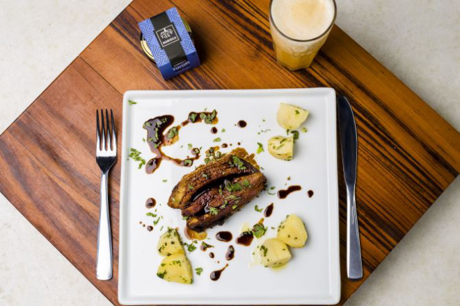 Costelinha de porco com tucupi preto concentrado do Quintana. (Foto: Divulgação)