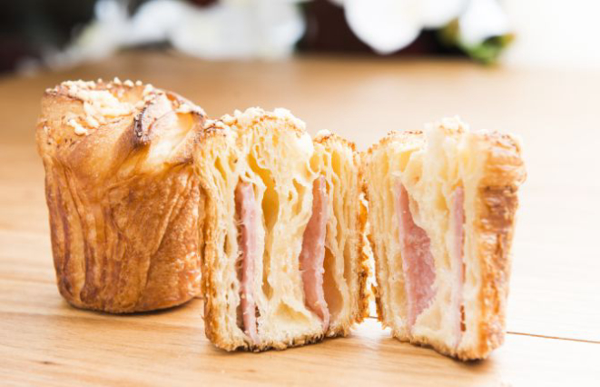 Cruffin de presunto e queijo. Foto: Letícia Akemi/Gazeta do Povo.