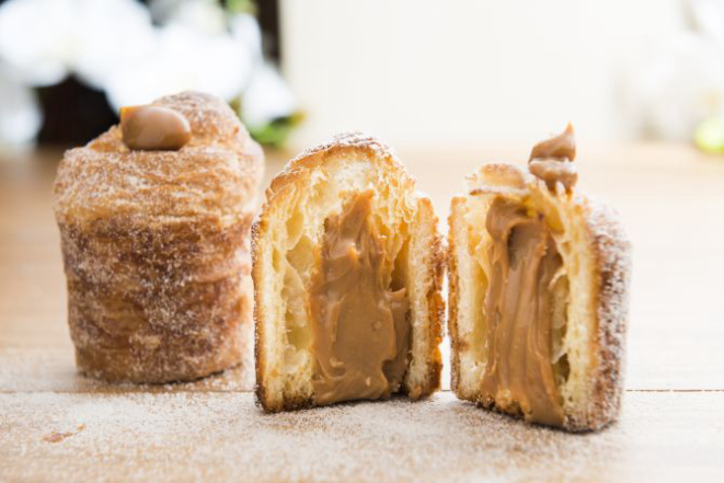 Cruffin de doce de leite. Foto: Letícia Akemi/Gazeta do Povo.