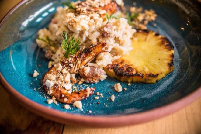 Arroz de camarão, bacon da Salumeria Monte Bello e abacaxi (R$ 25). (Foto: Divulgação)