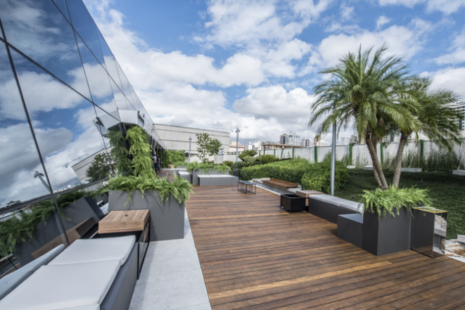 Espaço externo no Gards Rooftop Bar. Foto: Letícia Akemi/Gazeta do Povo