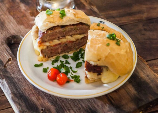 Pão com bolinho do CanaBenta. Foto: Divulgação.