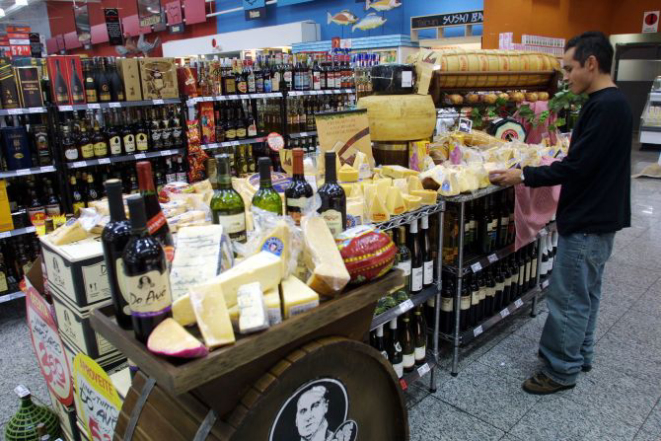 Queijos, vinhos e frios importados e artesanais ganharam destaque nas gôndolas dos supermercados. Foto: Albari Rosa/Gazeta do Povo.