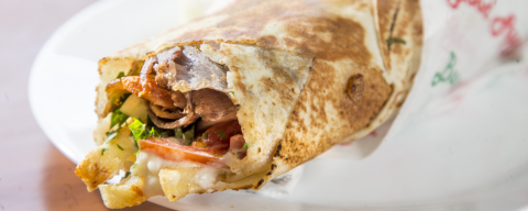 Cozinheiro sírio faz um shawarma “responsa” nos fundos da Catedral de Curitiba