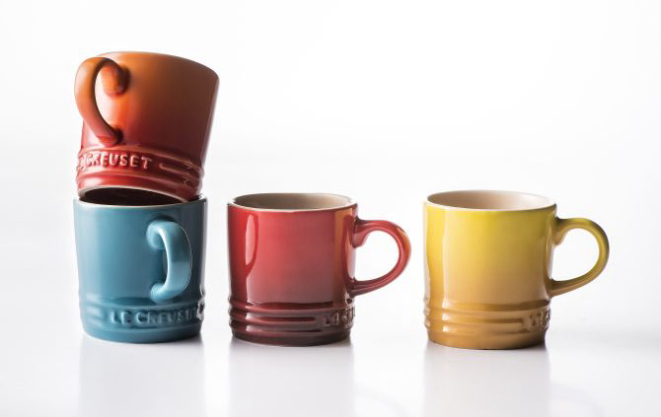 Foto das canecas Le Creuset que poderão ser trocadas no festival Bom Gourmet. canequinha xícara de café. Foto: Letícia Akemi / Gazeta do Povo.